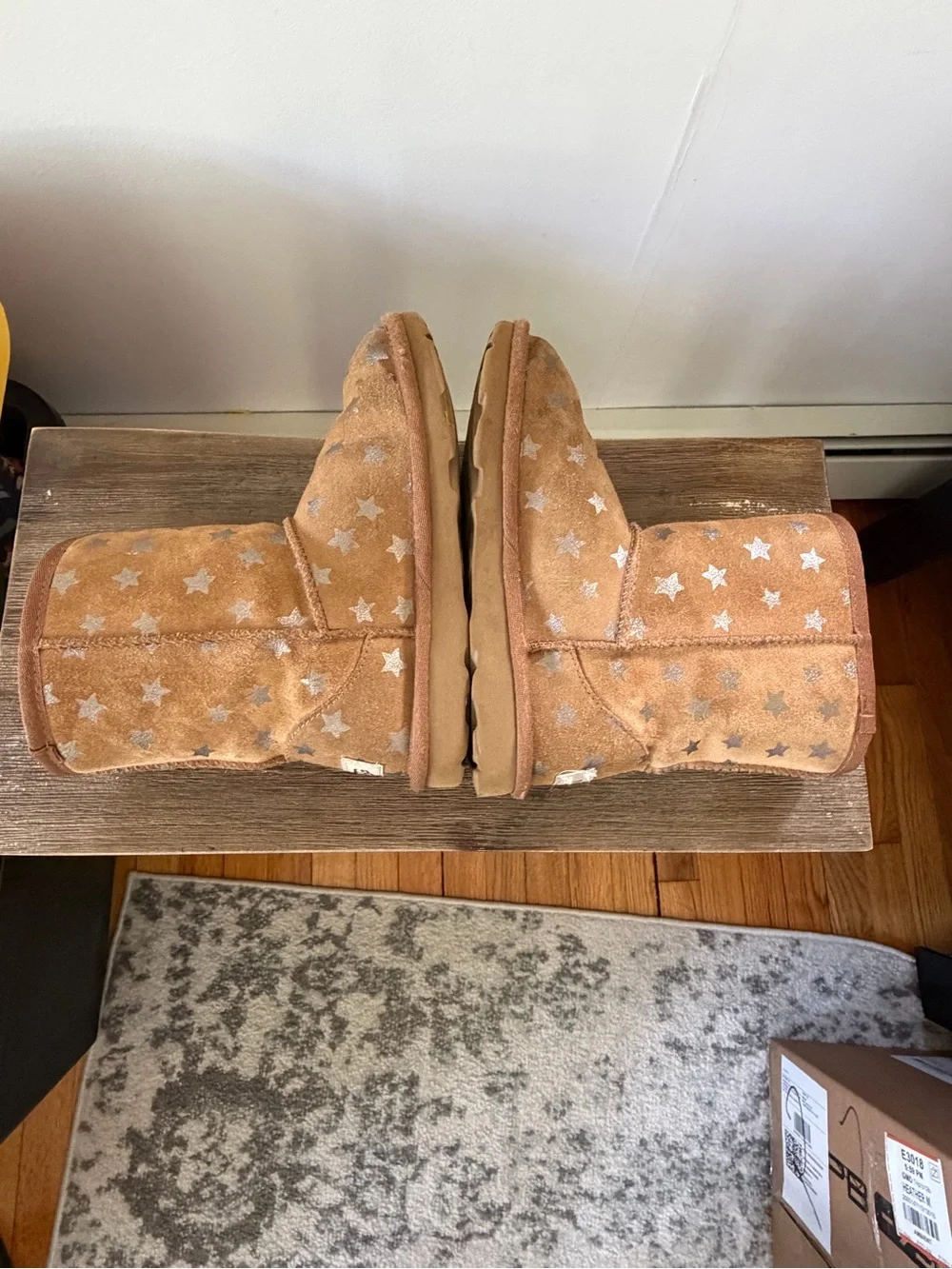 UGG Kids Tan Star-Print Shearling Boots size 1.